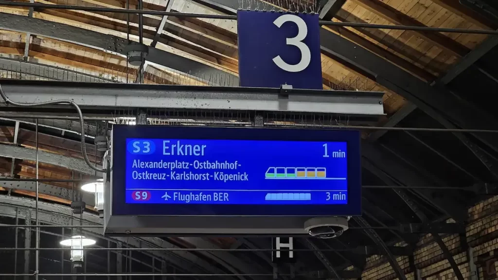 Digital train sign on a platform written in German showing when the next train is arriving